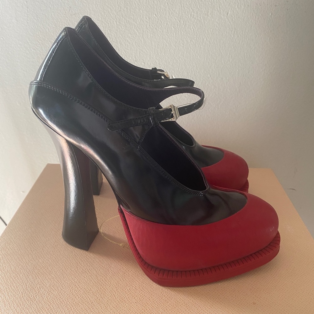 Prada Mary Jane Heels AMAZING condition size 38/7.5 comes with original box